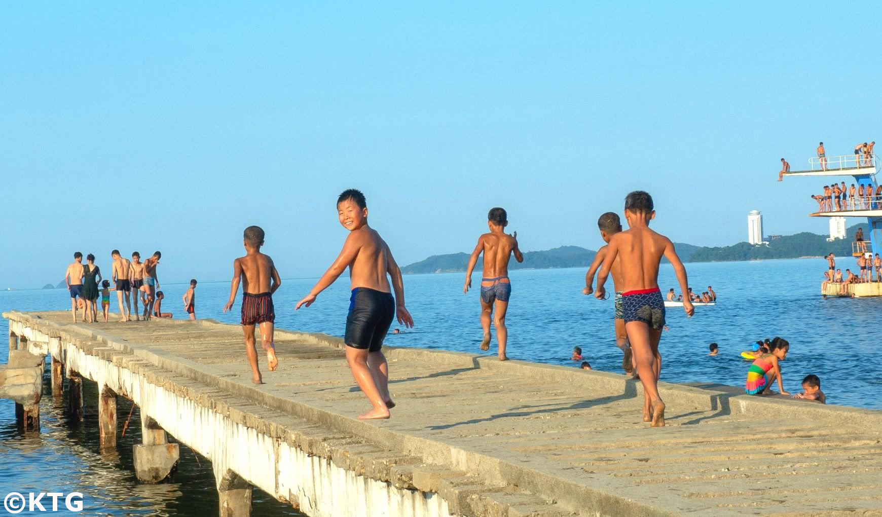 Enfants nord-coréens à la plage de la ville de Wonsan, province de Kangwon, Corée du Nord (RPDC). Voyage organisé par KTG Tours