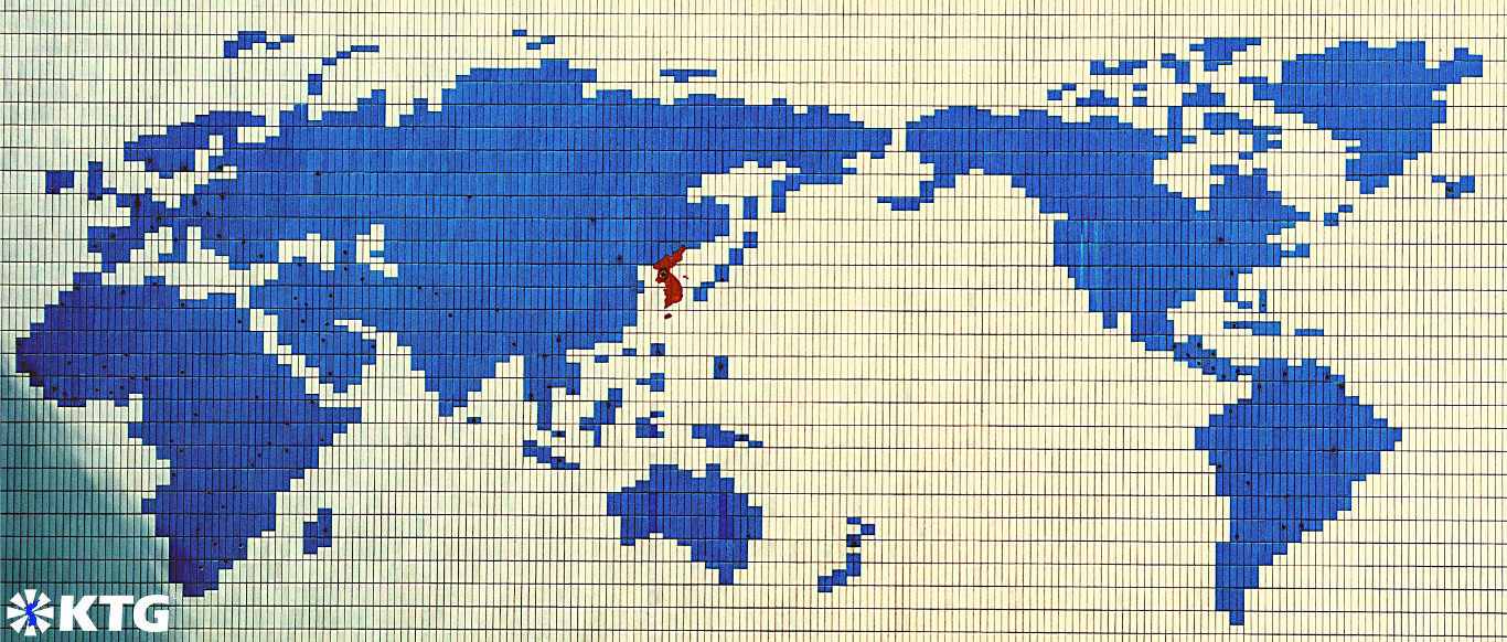 Mur de mosaïque au camp d'été de Songdowon à Wonsan, Corée du Nord, montrant une carte du monde et une Corée unifiée