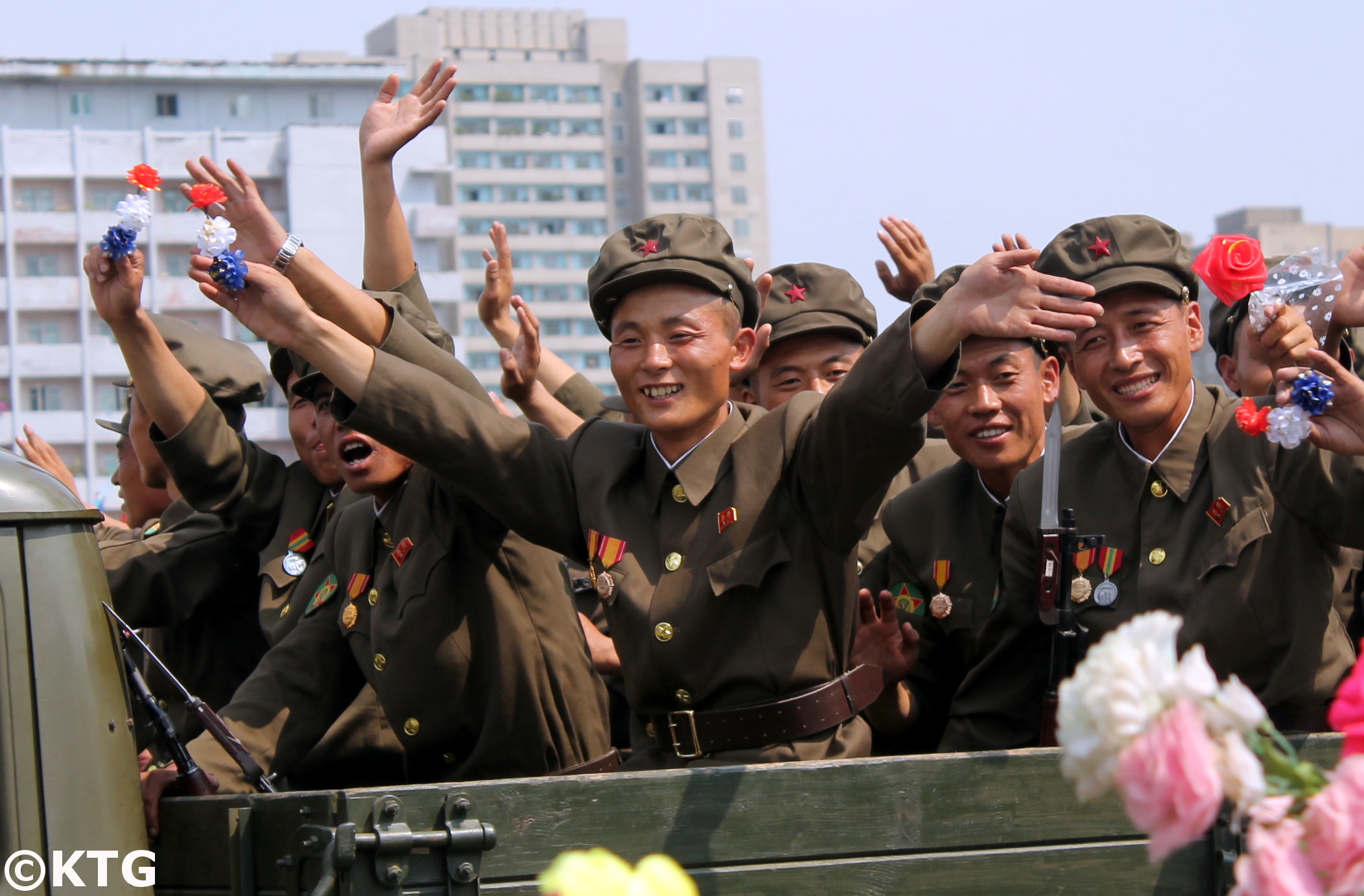 Soldados de Corea del Norte después de un desfile militar en Pyongyang. Foto por KTG