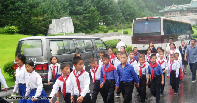 Trẻ nhỏ ở Bắc Triều Tiên trong chuyến đi du lịch ở trường 