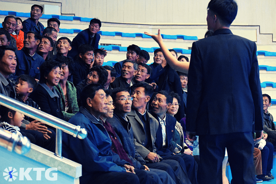 Publico de norcoreanos riendose en el Delfinario de Rungna en Pyongyang capital de Corea del Norte. Viaje organizado por KTG Tours