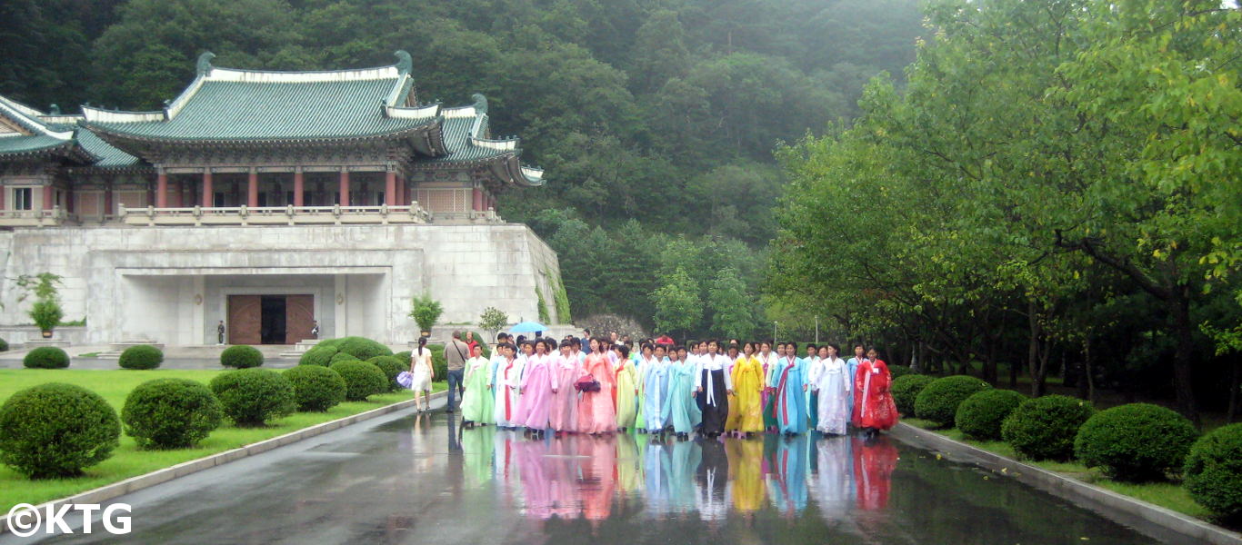 Mujeres norcoreanas vestidas con vestidos tradicionales coreanos en el Centro de Exposición Internacional de la Amistad en el Monte Myohyang en Corea del Norte, la RPDC. Viaje organizado por KTG