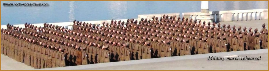 preparación para un desfile militar en Corea del Norte de mujeres