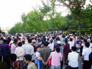 Norcoreanos en el parque en Pyongyang capital de Corea del Norte