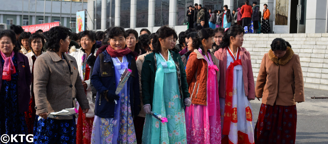 Día de la Madre en Corea del Norte. Esta foto fue tomada en la ciudad de Nampo en la costa oeste de la RPDC el 16 de noviembre por KTG Tours.