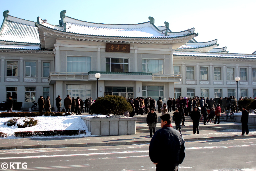 Norcoreanos haciendo cola frente al Okryu gwan, el restaurante Okryu en Pyongyang, conocido por tener los mejores fideos fríos de Pyongyang en Corea del Norte y en todo el mundo. Fotografía realizada por KTG Tours