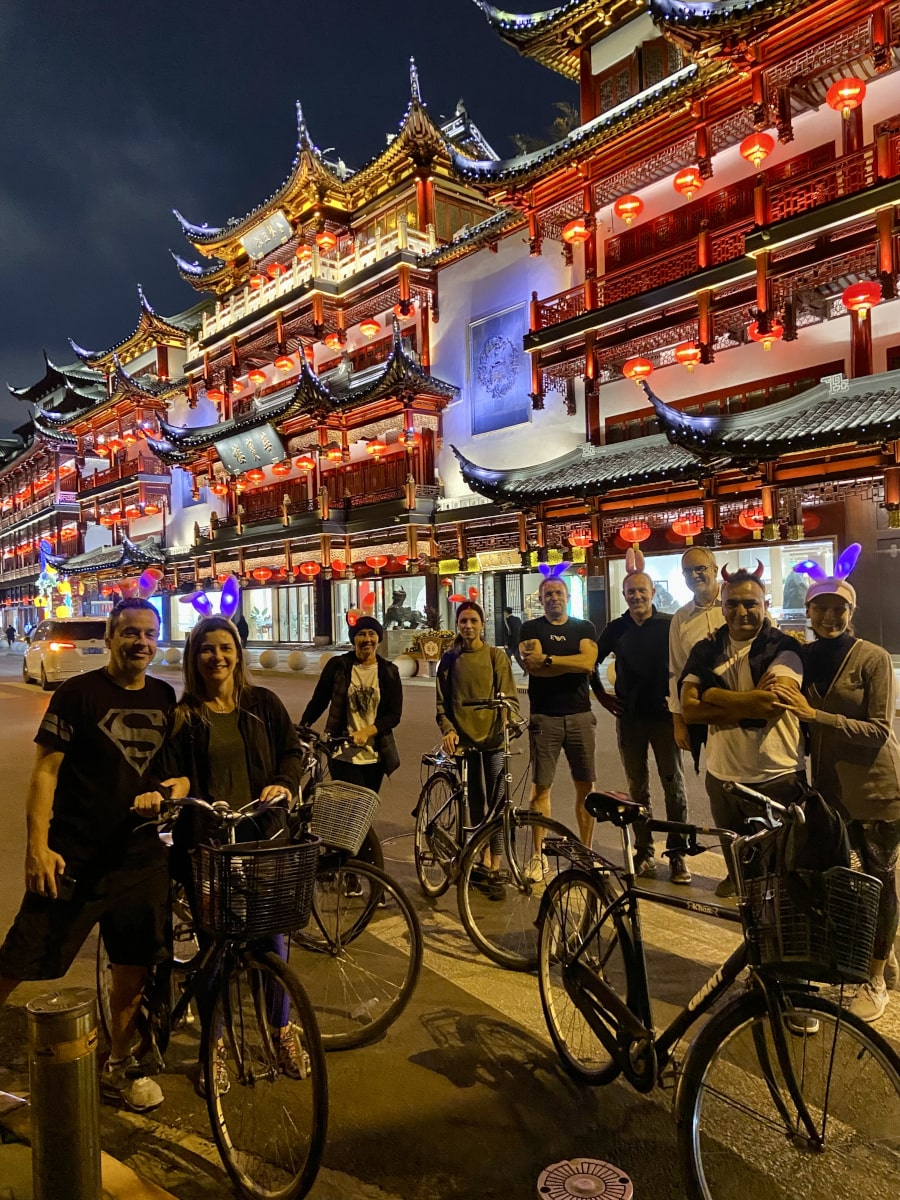 Excursión en bicicleta de noche por el Casco Antiguo de Shanghái en China