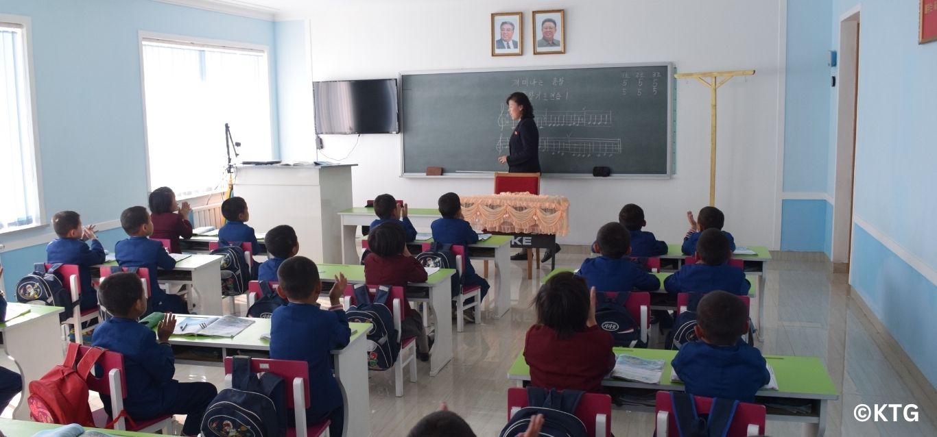 clase de música en un orfanato cerca de Nampo en Corea del Norte, viaje organizado por KTG