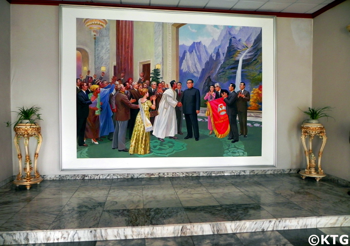 pintura en el vestíbulo del Hotel 3.8 en Sariwon del Presidente Kim Il Sung saludando a diginitarios extranjeros, Corea del Norte (RPDC). Foto tomada por KTG Tours