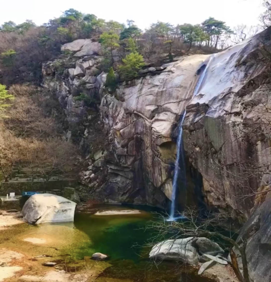 La cascada Pakyon cerca de Kaesong en Corea del Norte (RPDC). Visite este hermoso paraje natural con KTG Tours