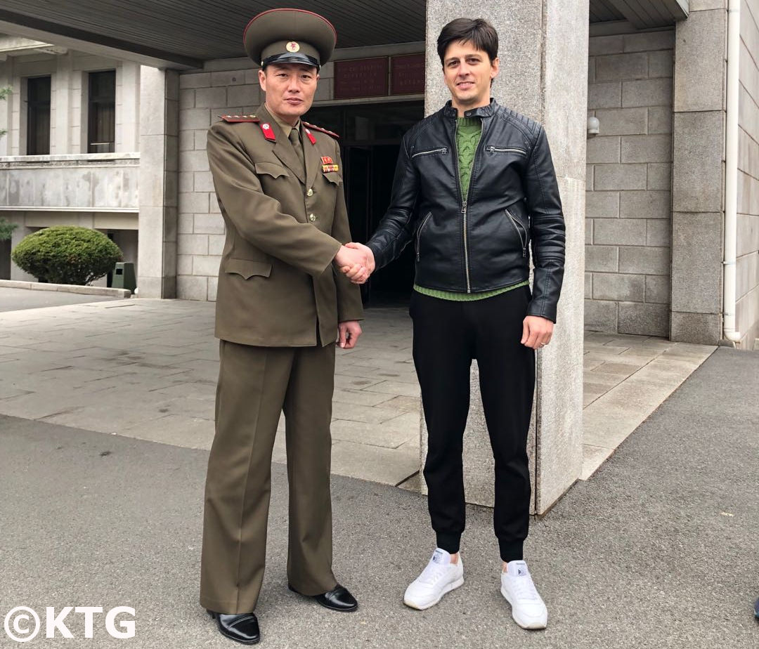 Miembro del equipo KTG con un soldado norcoreano en la zona desmilitarizada de Corea del Norte Panmunmjom