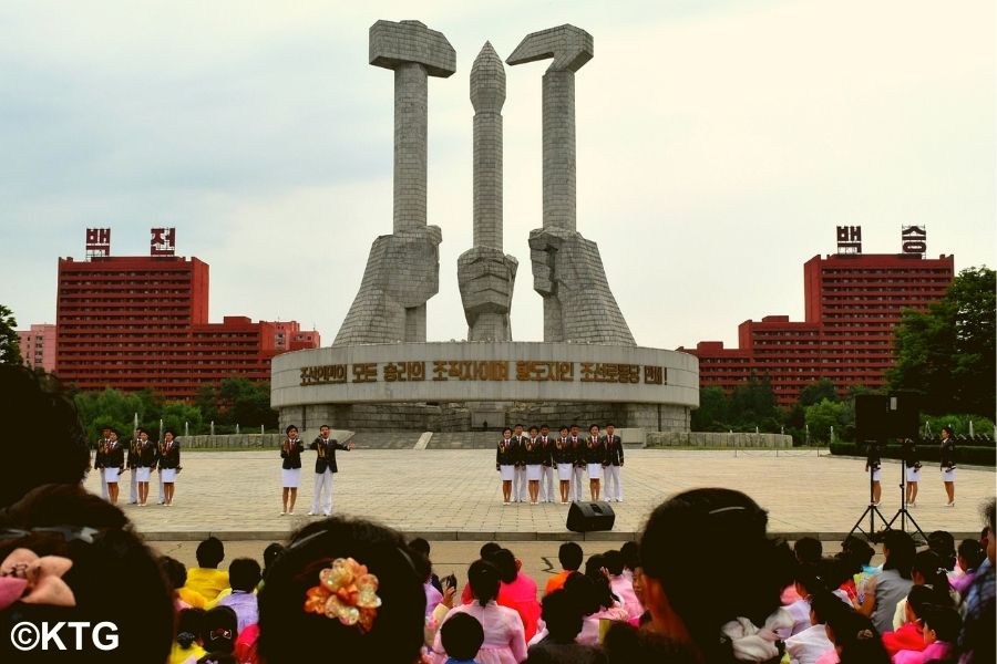 Celebraciones en el Monumento a la Fundación del Partido el Día de la Liberación, 15 de agosto, Pyongyang capital de Corea del Norte (RPDC) con KTG tours