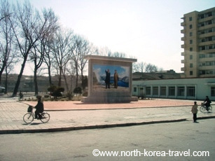 Imagen de Kim Il Sung y Kim Jong Il en Kaesong