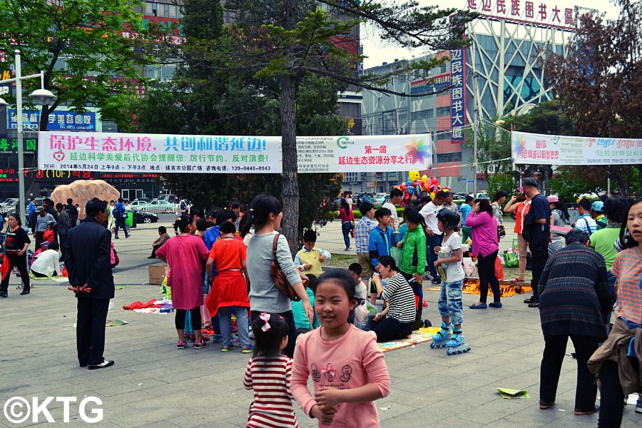 Rastrillo en el Parque del Pueblo en Yanji, la capital de Yanbian, la Región Autónoma de Corea en China. Los niños venden y compran productos usados ​​aquí algunos fines de semana de primavera, verano y principios de otoño antes de que llegue el frío invierno.