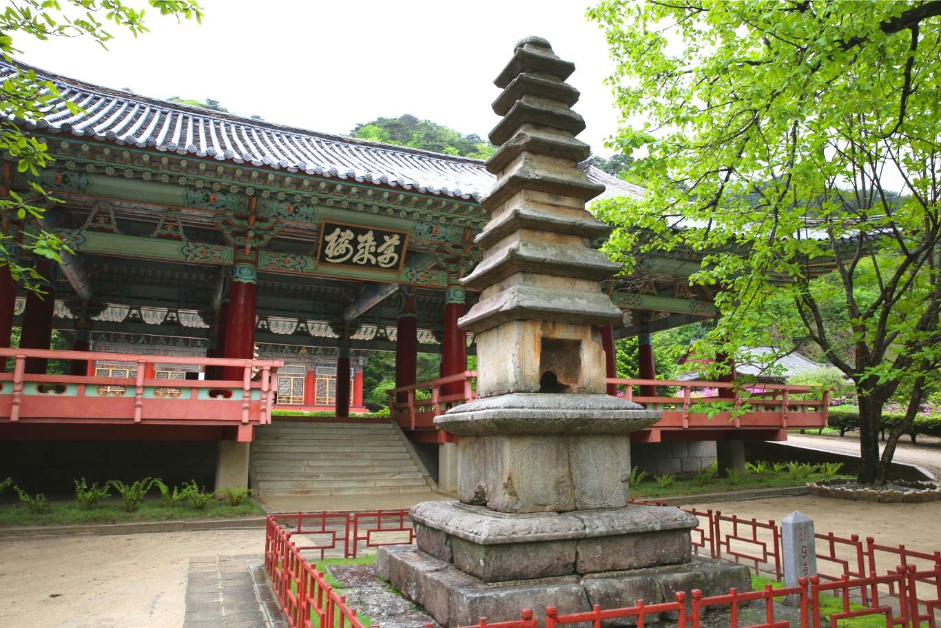 Templo Budista Pohyon en Corea del Norte en el Monte Myohyang con KTG