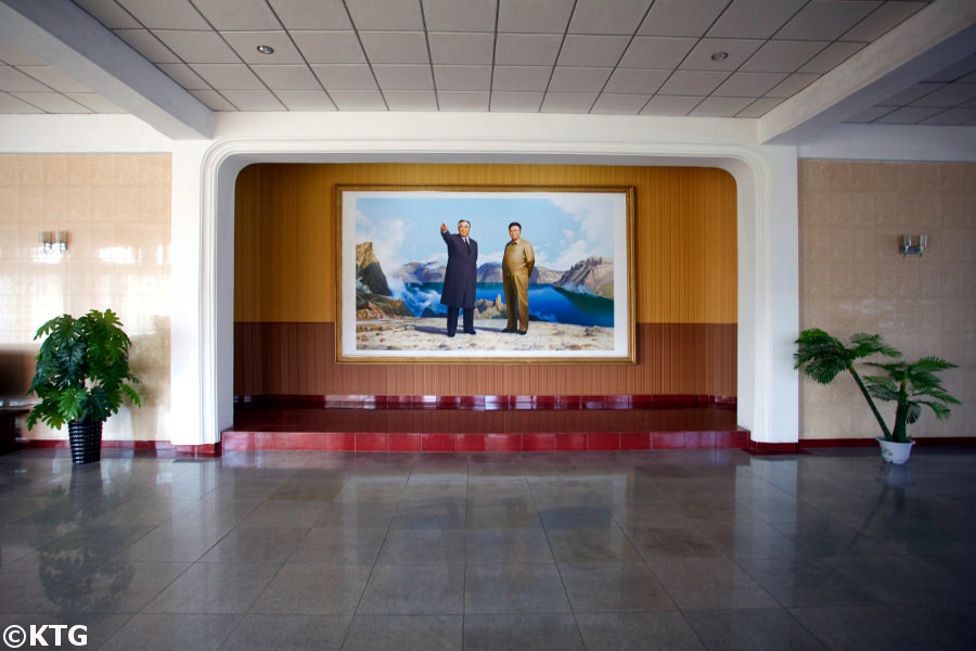 Pintura de los líderes en el monte Paekdu en el vestíbulo del hotel Jangsusan en Pyongsong, una ciudad satélite de Pyongyang en Corea del Norte (RPDC). Viaje organizado por KTG Tours