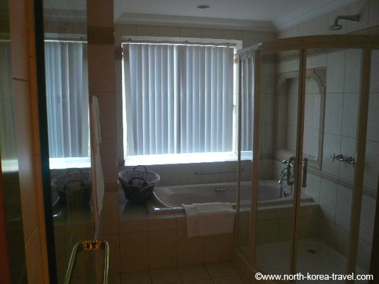 cuarto de baño en el Hotel Pothonggang en Pyongyang la capital de Corea del Norte, la RPDC