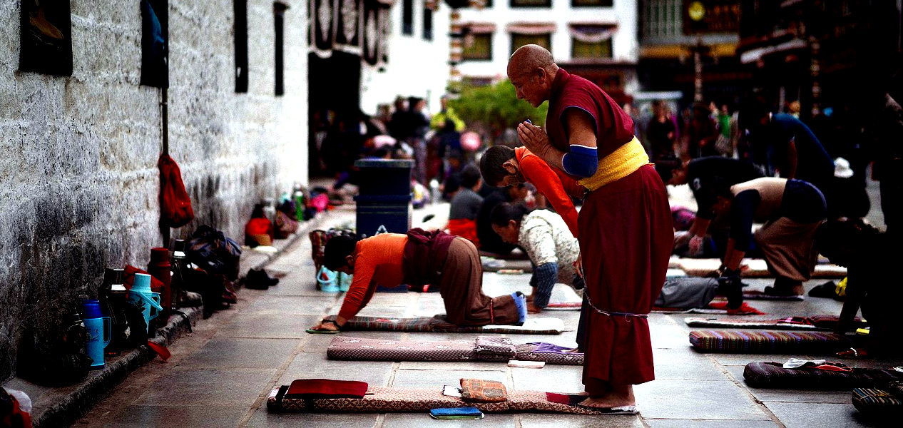 Tibetanos rezando en el templo de Jokhang en Lhasa en Tibet, China. Peregrinos de todo el Tíbet acuden a este templo, el edificio religioso más importante del Tíbet.