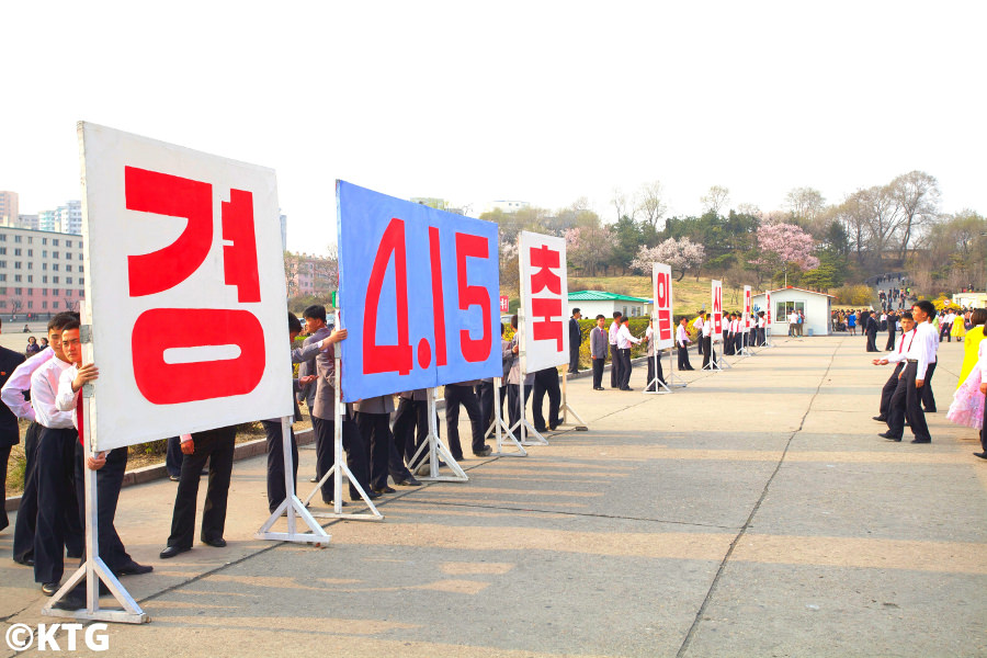 Danses de masse à Pyongyang pour l'anniversaire du président Kim Il Sung le 15 avril. Photo prise par KTG Tours