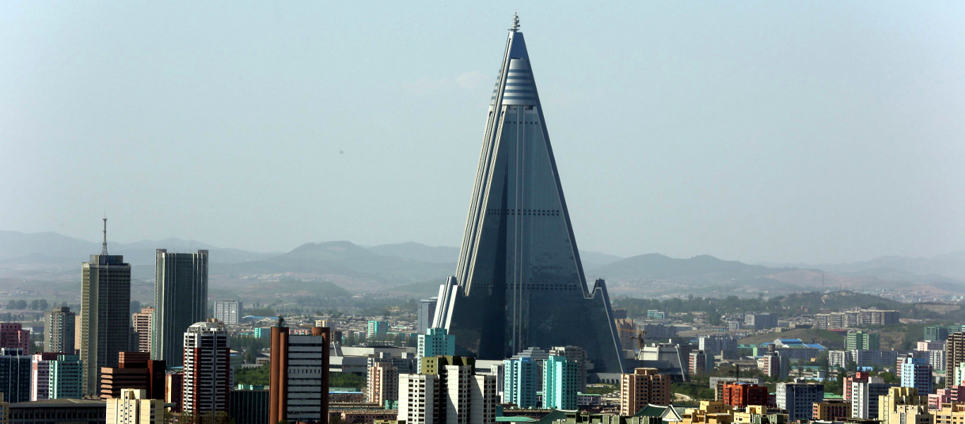 Skylkine de Pyongyang avec l'hôtel Ryugyong. Pyongyang est la capitale de la Corée du Nord officiellement appelée la RPDC. Voyage organisé par KTG Tours