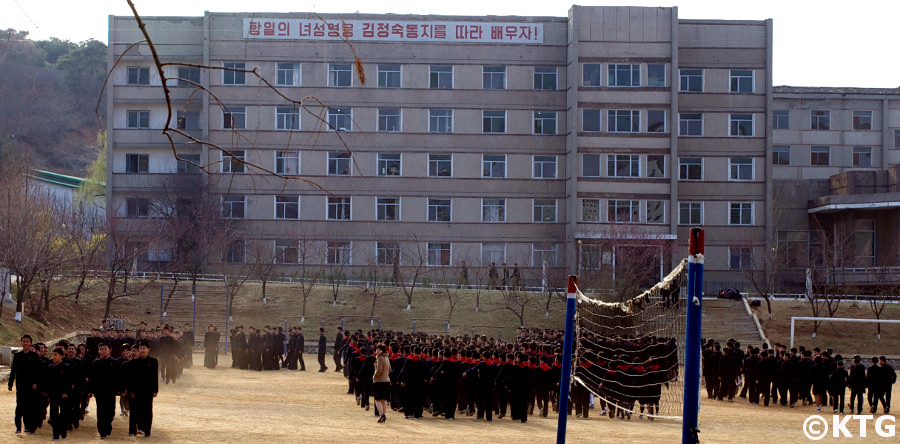 Los estudiantes de la escuela secundaria número 1 de Kim Jong Suk en la ciudad de Pyongsong hacen fila en la mañana antes de la clase. Esto está en la provincia de Pyongan del Sur en Corea del Norte, RPDC. Fotografía realizada por KTG Tours