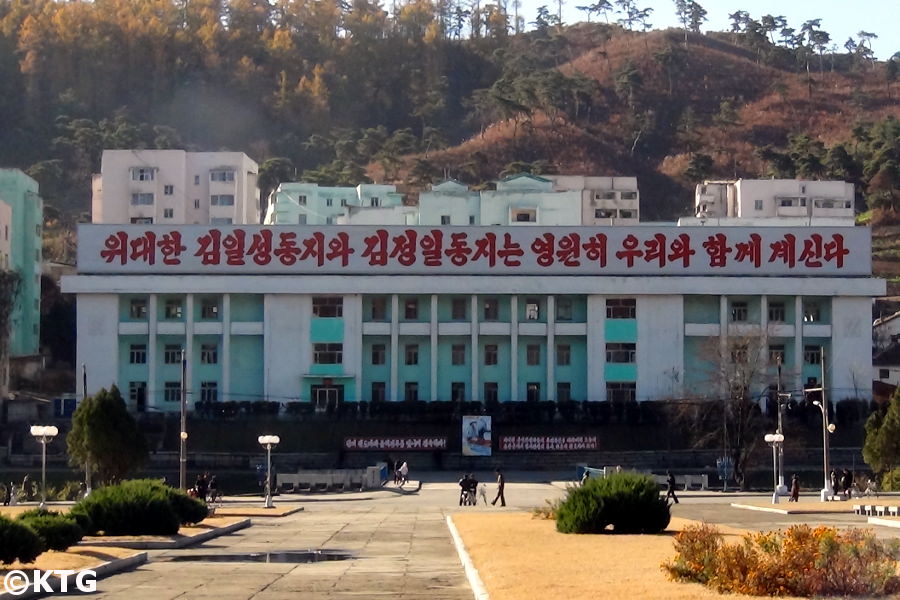 Ayuntamiento de Pyongsong en Corea del Norte. Pyongsong es la capital de la provincia de Pyongan del Sur, RPDC. Esta ciudad es llamada por algunos en el oeste como el Silicon Valley de Corea del Norte. Fotografía realizada por KTG Tours