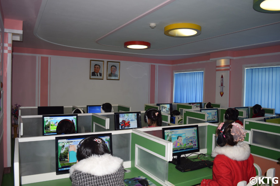 Los niños reciben una lección en la sala de informática del Parque de Tráfico Infantil de Pyongyang, Corea del Norte (RPDC)