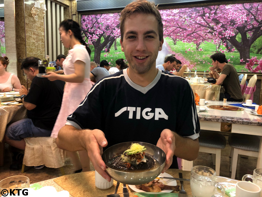 Viajero de KTG comiendo fideos fríos de Pyongyang en Pyongyang, Corea del Norte