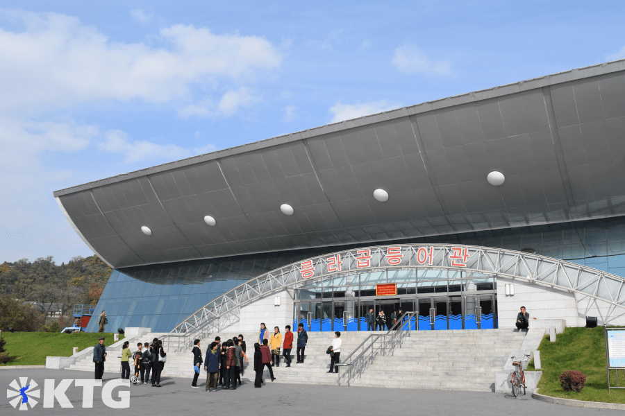 Delfinario de Rungna dolphinarium en Pyongyang, Corea del Norte. Viaje organizado por KTG Tours.