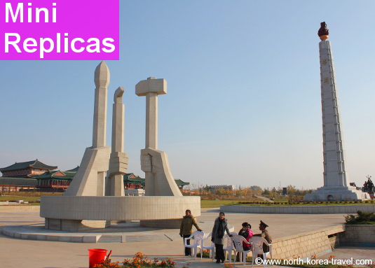 Versiones pequeñas de la Torre Juche y del Monumento de la Fundación de los Partidos de Corea en el Parque Folclórico de Pyongyang, Corea del Norte