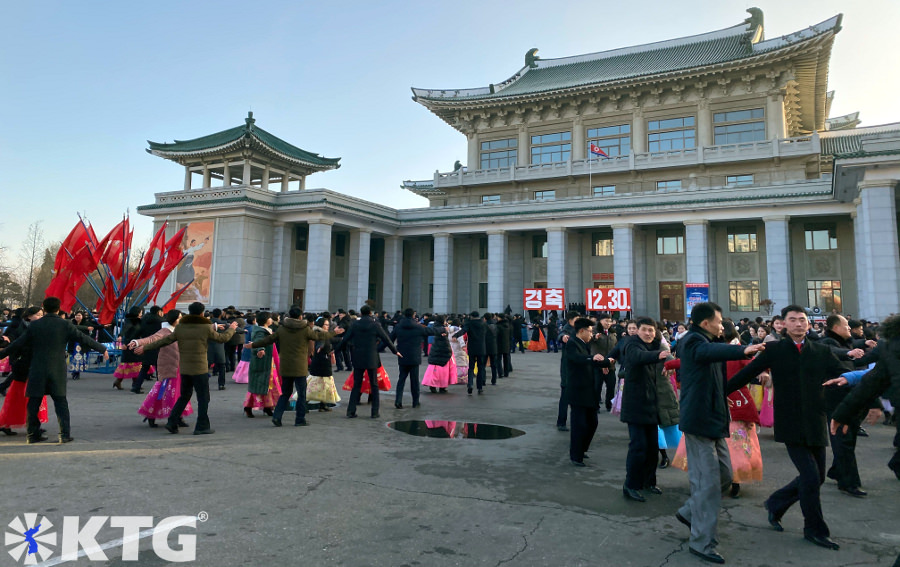 Massen-Tänze vor dem Grand Theatre von Pjöngjang in Nordkorea, DVRK. Reise organisiert von KTG Tours.