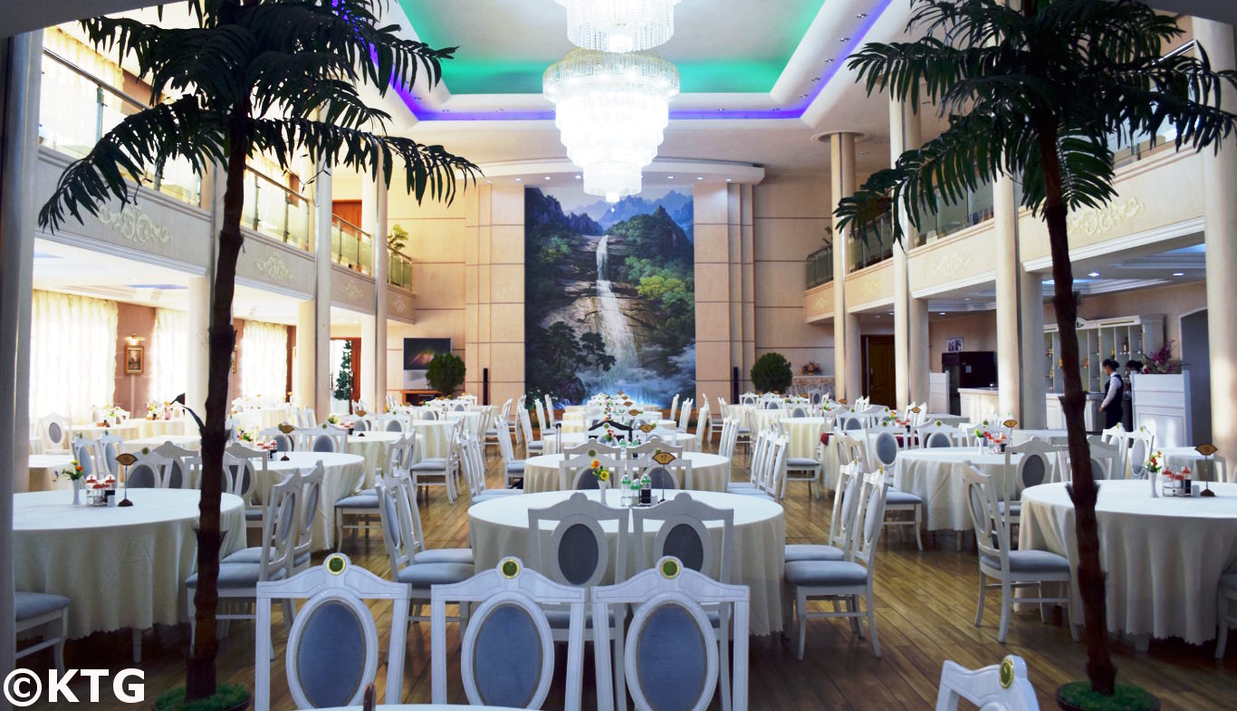 Salle à manger de l'hôtel Pyongyang en Corée du Nord (RPDC). C'est ici que nous prenons le petit déjeuner et le dîner. Le petit déjeuner est un menu fixé, pas un buffet