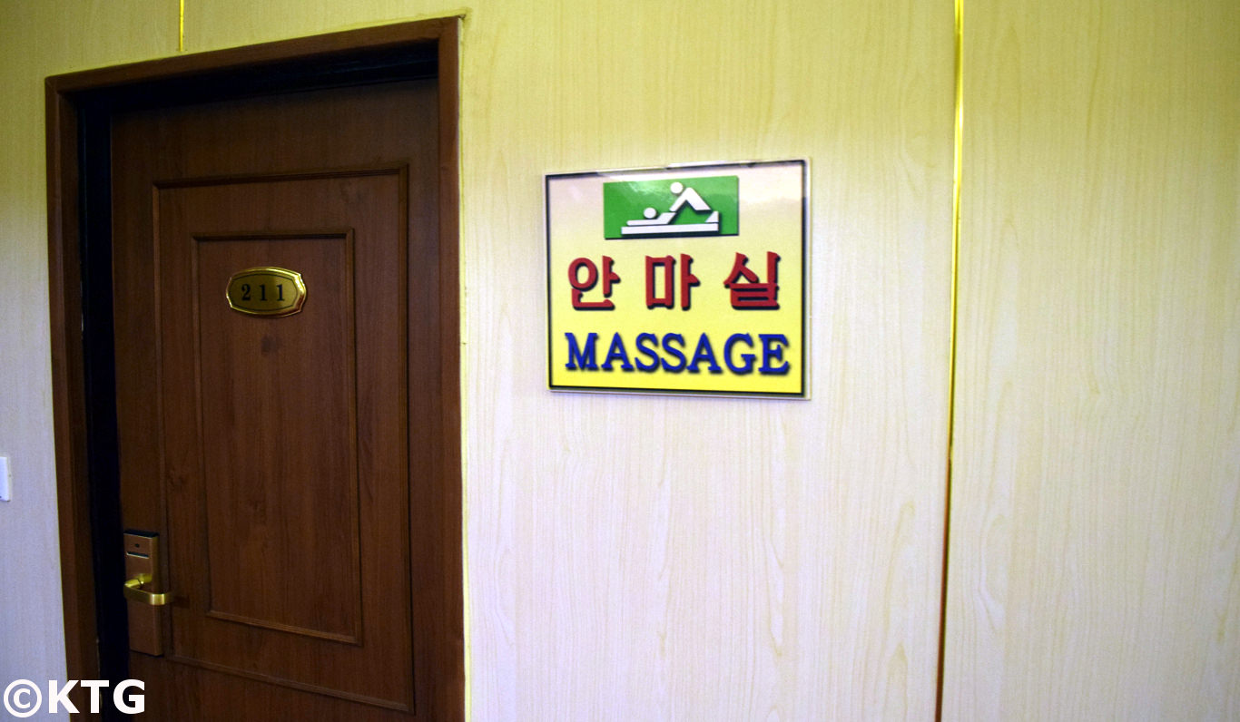 Letrero en inglés y en coreano fuera de la sala de masajes en el hotel Pyongyang en Corea del Norte, RPDC