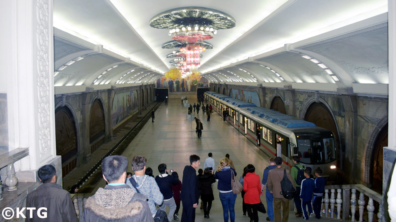 Métro de Pyongyang en Corée du Nord, RPDC. KTG Tours peut organiser des trajets prolongés en métro