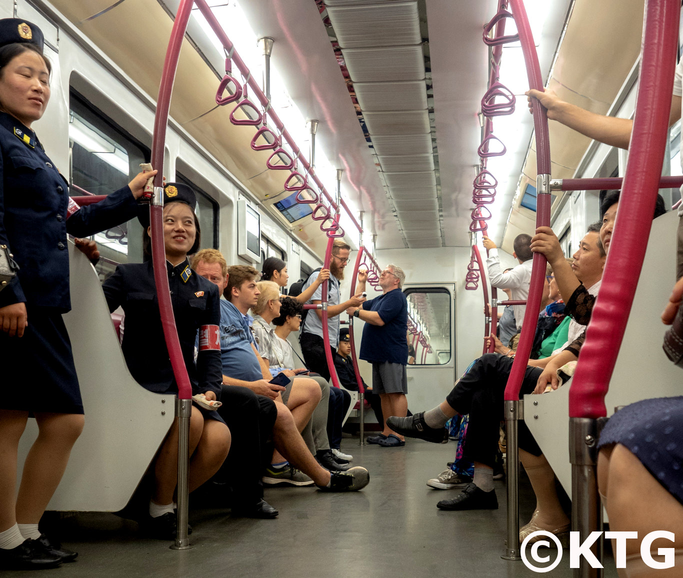 Trabajadores del metro tomando tren en el metro de Pyongyang. Este tren es el nuevo hecho en Corea. Viaje a Corea del Norte organizado por KTG Tours