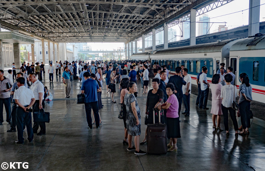 Norcoreanos en la estación de tren de Pyongyang, Corea del Norte, RPDC. Viaje organizado por KTG Tours