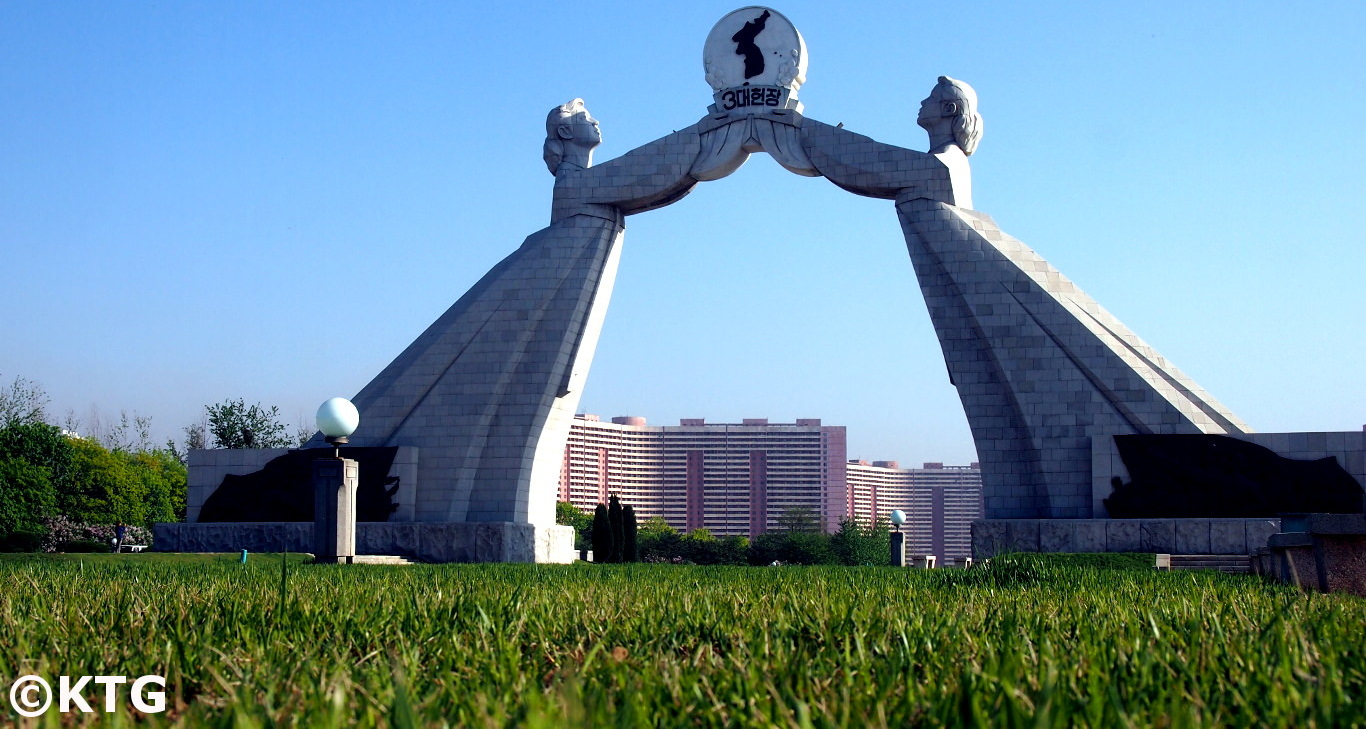 Photo du rez-de-chaussée du monument des trois lettres pour la réunification nationale, également connu sous le nom d'arche de la réunification, Pyongyang, capitale de la Corée du Nord