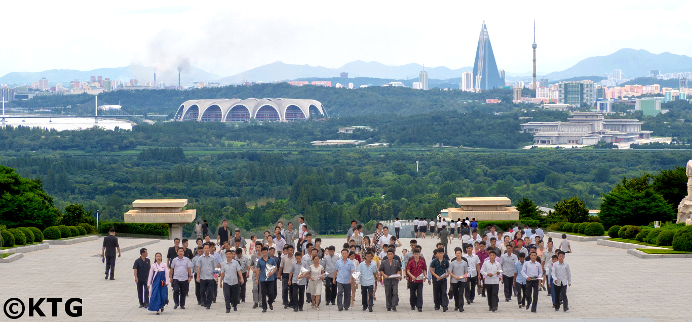 Vues du cimetière des martyrs révolutionnaires de Pyongyang, Corée du Nord (RPDC). Vous pouvez voir le stade du 1er mai, l'hôtel Ryugyong et le palais commémoratif de Kumsusan