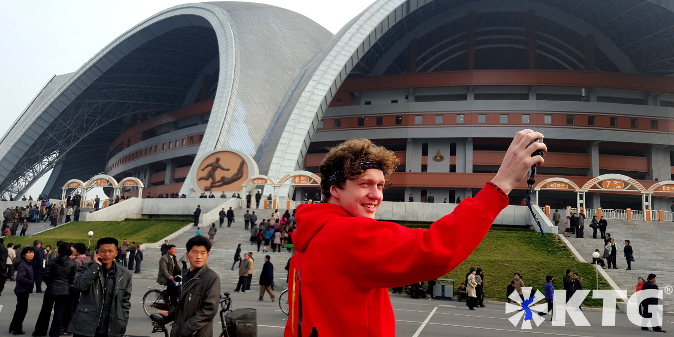 El estadio primero de mayo en Pyongyang visto desde el exterior. Este es el estadio de fútbol más grande del mundo y tiene capacidad para 150.000 espectadores. Visite el estadio Rungrado May Day en Pyongyang, capital de Corea del Norte, RPDC, con KTG Tours
