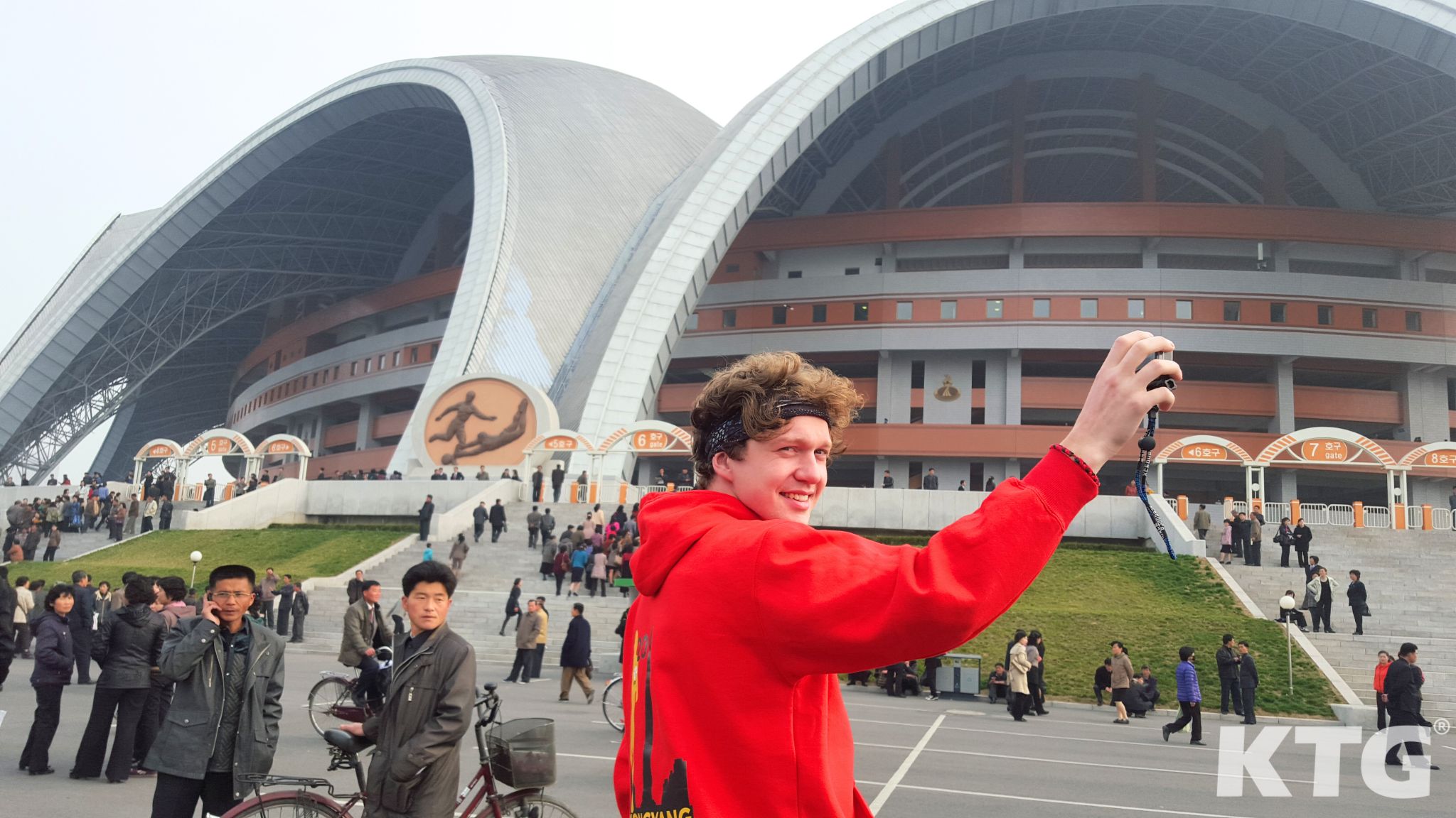 El estadio primero de mayo en Pyongyang visto desde el exterior. Este es el estadio de fútbol más grande del mundo y tiene capacidad para 150.000 espectadores. Visite el estadio Rungrado May Day en Pyongyang, capital de Corea del Norte, RPDC, con KTG Tours