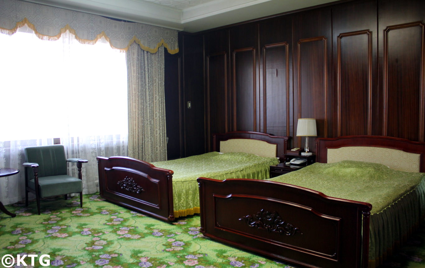 Habitación retro en el Hotel Balnearo de Nampo Ryonggang en el condado de Onchon, cerca de la ciudad de Nampo, Corea del Norte (RPDC). El complejo consta de villas o bungalows grandes. Foto tomada por KTG Tours