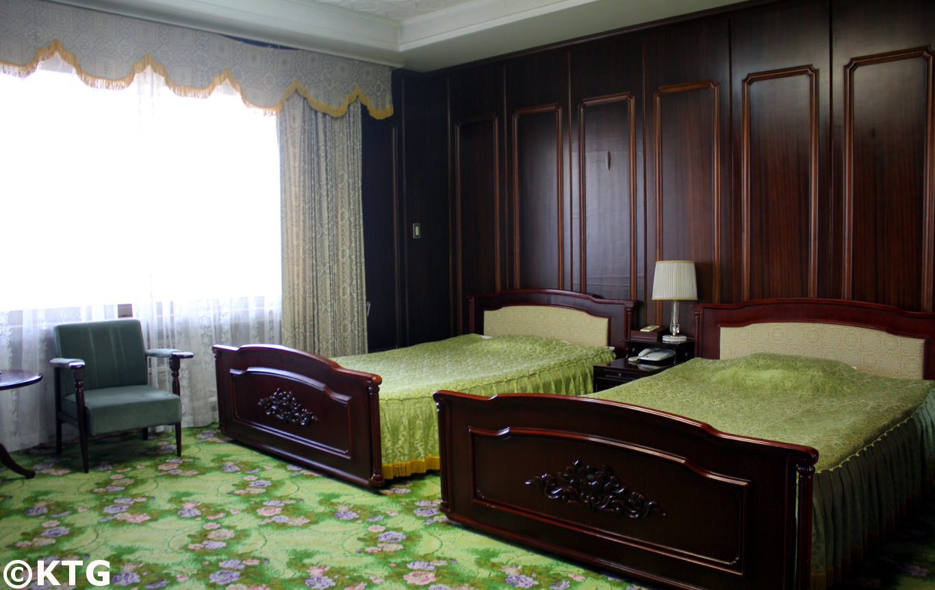 Camera retrò all'Hotel Balneare di Nampo Ryonggang nella contea di Onchon, vicino alla città di Nampo, Corea del Nord (RPDC). Il complesso consiste di grandi ville o bungalow. Foto scattata da KTG Tours