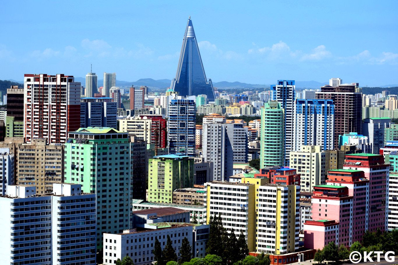 Fierté de la RPDC. L'hôtel Ryugyong se distingue sur la ligne d'horizon de Pyongyang. Photo prise par KTG Tours