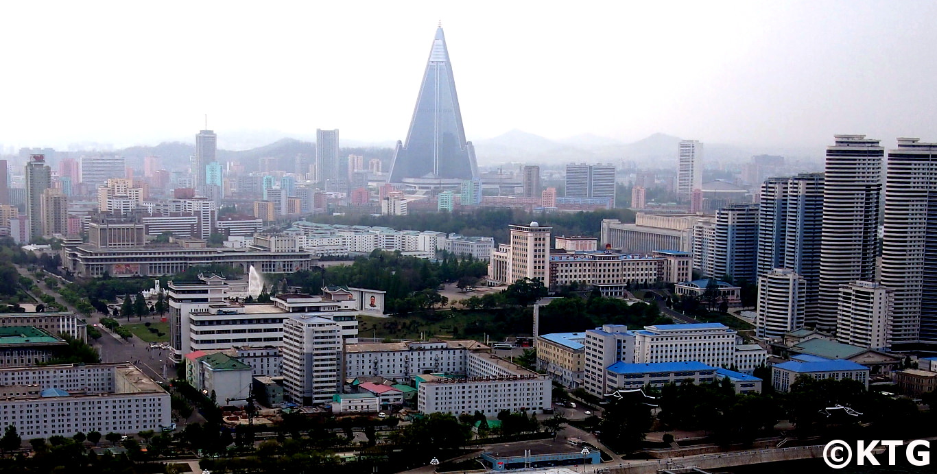 L'Hotel Ryugyong visto in prospettiva rispetto ad altri edifici a Pyongyang, Corea del Nord