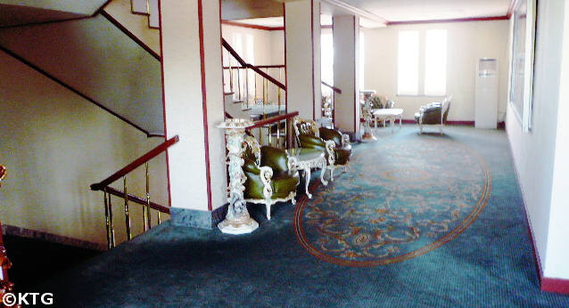 Scalinata dell'hotel 3.8 dell'8 marzo a Sariwon, Corea del Nord, RPDC, con KTG Tours