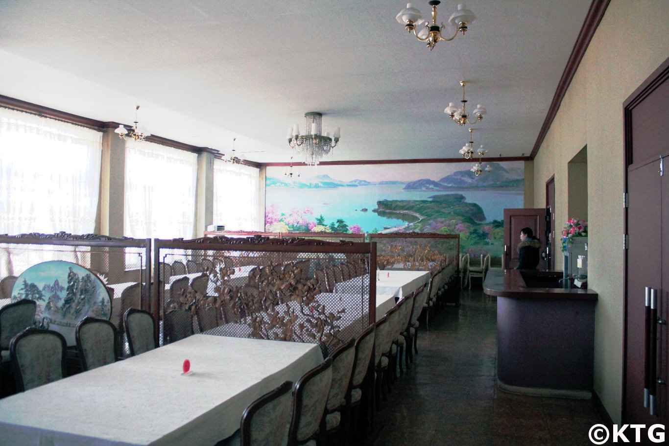 Peinture murale dans la salle de banquet le 8 mars à Sariwon, Corée du Nord, RPDC. Photographie prise par KTG Tours. C'est un hôtel de troisième classe. Sariwon est la capitale provinciale de la province du Nord Hwanghae