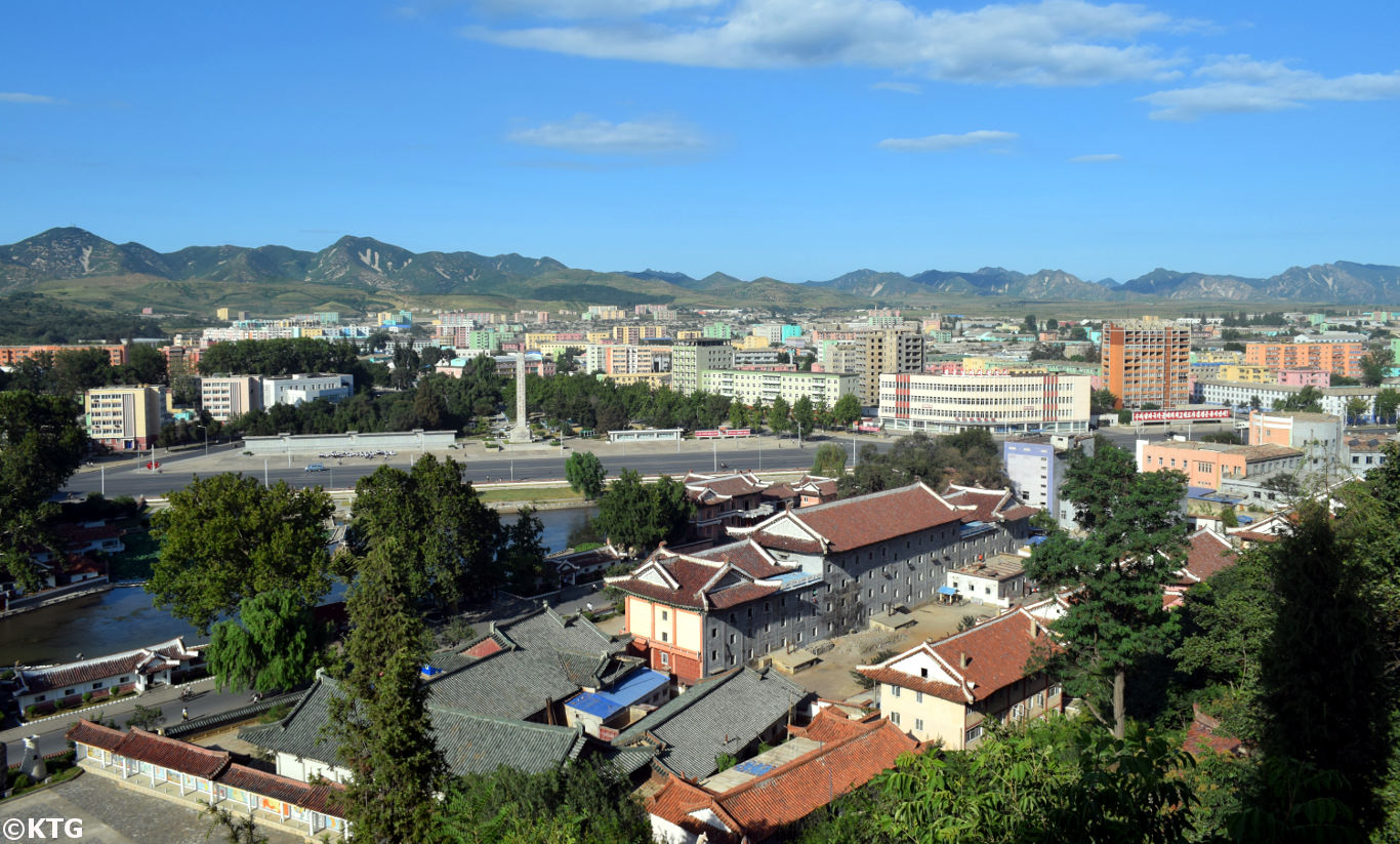 La ciudad de Sariwon en verano. Sariwon es la capital de la provincia de Hwanghae del Norte en Corea del Norte, RPDC. Fotografía tomada por KTG Tours. Está a unos 50 minutos en coche de la ciudad de Pyonyang.