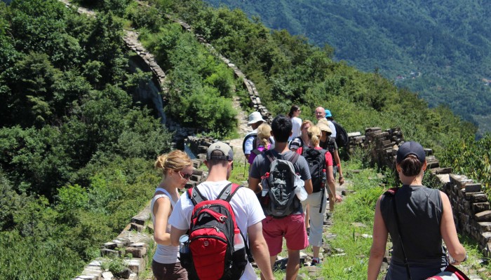 Viajeros haciendo una caminata en la parte salvaje no restaurada de la Gran Muralla China al norte de Beijing, Pekin, China