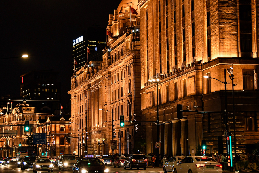 Banco mercantil en el Bund de noche, Shanghái, China