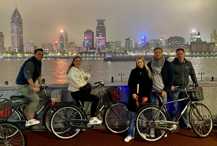 Excursión en bicicleta de noche por el Bund de Shanghái en China